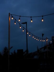 Guirlande lumineuse de la terrasse à la tombée du soir