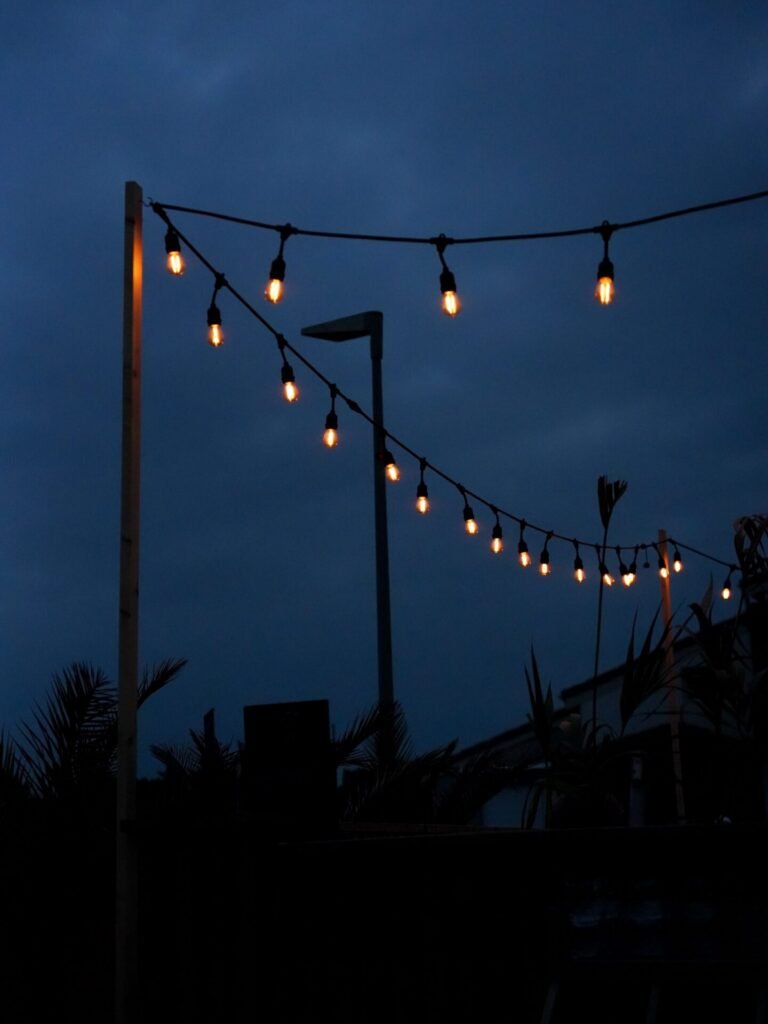 Guirlande lumineuse de la terrasse à la tombée du soir