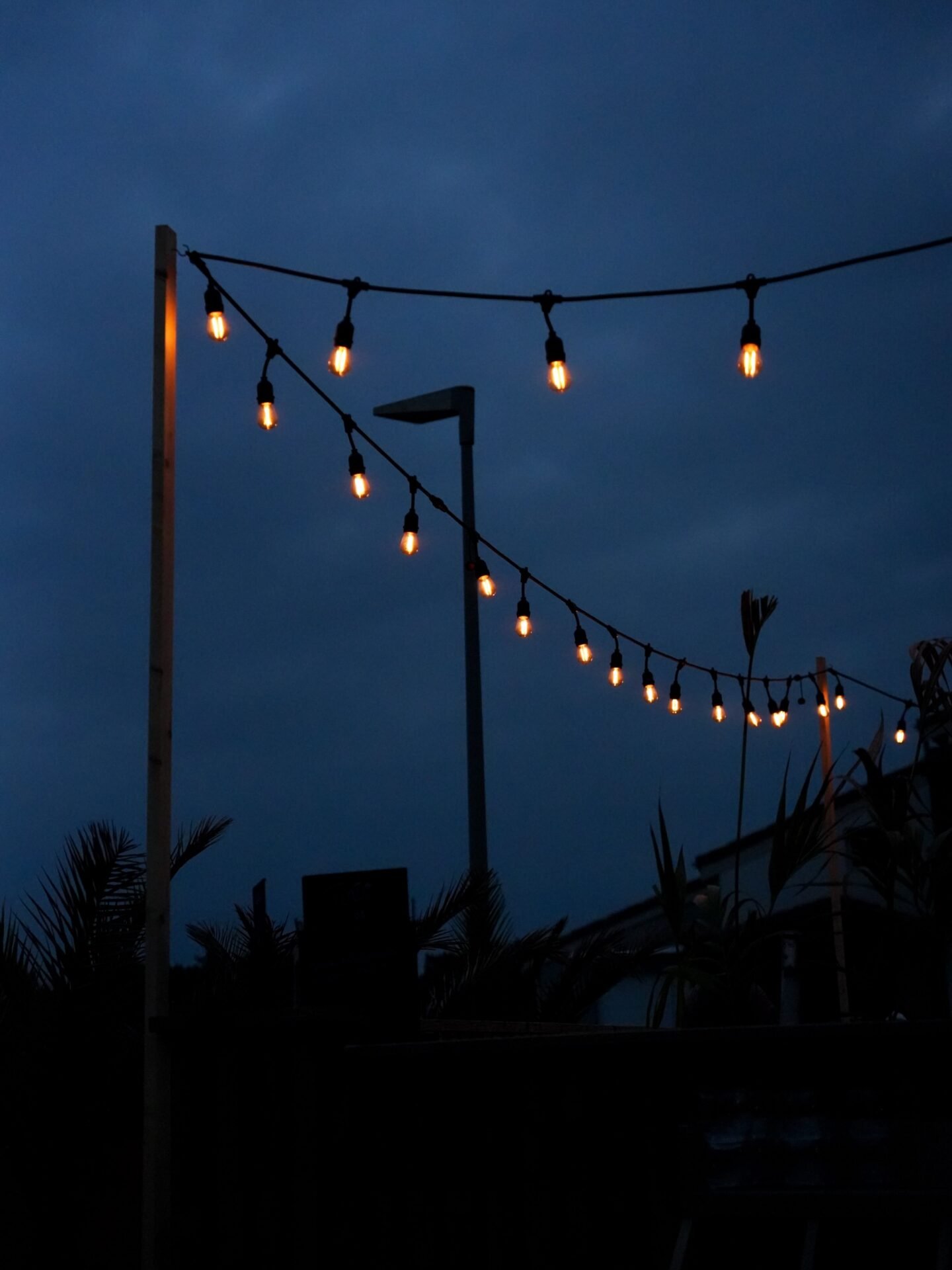 Guirlande lumineuse de la terrasse à la tombée du soir
