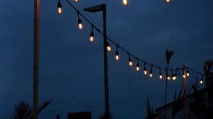 Guirlande lumineuse de la terrasse à la tombée du soir