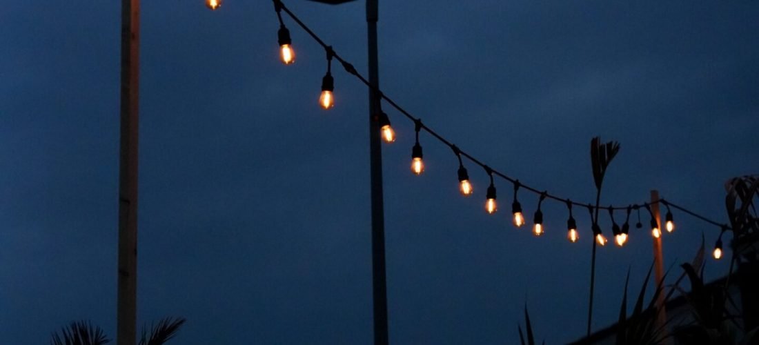 Guirlande lumineuse de la terrasse à la tombée du soir